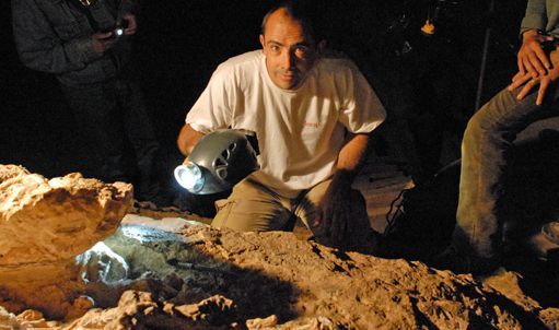 Laurent Bruxelles au travail dans la grotte de Sterkfontein (Francis Duranthon, Muséum d’histoire naturelle de Toulouse)