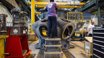 Un&nbsp;salarié&nbsp;de la multinationale américaine General Electric (GE) travaille sur une turbine à gaz dans l'usine GE de Belfort, dans l'est de la France. (SEBASTIEN BOZON / AFP)