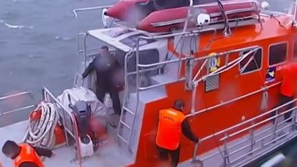 capture d'&eacute;cran - d&eacute;cembre 2013 -&nbsp;les b&eacute;n&eacute;voles de la SNSM r&eacute;pondent &agrave;&nbsp;l'appel de la station de sauvetage de Penmarc'h. ( FRANCE 2 / FRANCETV INFO)