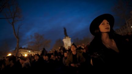 Des participants au mouvement Nuit debout réunis place de la République, à Paris, le 12 avril 2016. (CHRISTIAN HARTMANN / REUTERS)