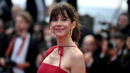 Sophie Marceau est radieuse dans sa robe rouge.&nbsp; (LOIC VENANCE / AFP)