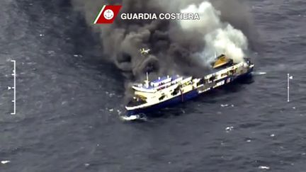 Le Norman Atlantic &eacute;tait parti de Patras (Gr&egrave;ce) &agrave; destination d'Anc&ocirc;ne (Italie) lorsqu'un violent incendie s'est d&eacute;clar&eacute; &agrave; bord, le 28 d&eacute;cembre 2014, au large de l'Albanie. (GUARDIA COSTIERA / REUTERS)