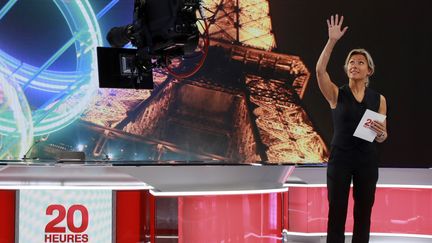 Anne-Sophie Lapix, le 14 septembre 2017, sur le plateau du "20 heures" de France 2.&nbsp; (JACQUES DEMARTHON / AFP)