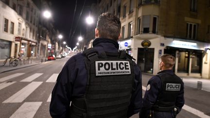 Une patrouille de police fait respecter le confinement à Nancy le 27 mars 2020. (ALEXANDRE MARCHI / MAXPPP)