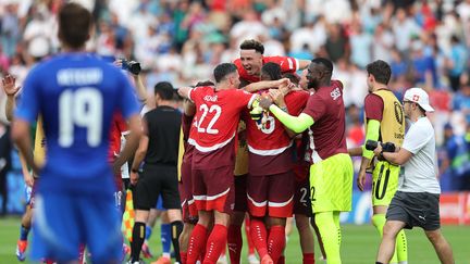 Swiss players burst into joy after qualifying for the quarter-finals of the Euro football tournament, in Berlin on June 29, 2024. (ANDREAS GORA / DPA)