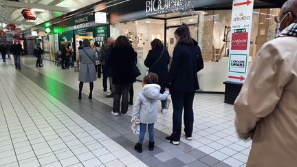 De longues files d'attente se forment devant les pharmacies pour se faire dépsiter du Covid-19 pendant la période des fêtes. (Photos d'illustration)&nbsp; (VALERIA EMANUELE / RADIO FRANCE)