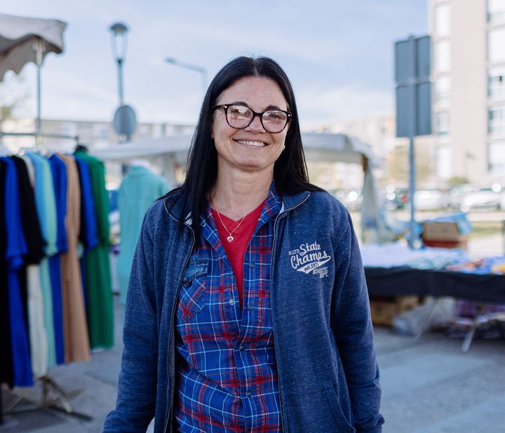 Valérie pose sur le marché de Vitrolles (Bouches-du-Rhône), le 8 avril 2022. (PIERRE MOREL / FRANCEINFO)