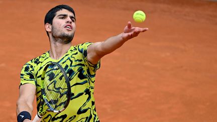 L'Espagnol Carlos Alcaraz, lors du 3e tour du Masters 1000 de Rome contre le Hongrois Fabian Marozsan, le 15 mai 2023 (ETTORE FERRARI / MaxPPP)