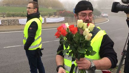 A Franconville, des "gilets jaunes" offrent des roses aux journalistes