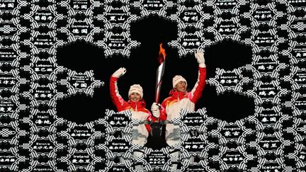 Dinigeer Yilamujian&nbsp;et Zhao Jiawen&nbsp;ont été les derniers porteurs de la flamme olympique, lors de la cérémonie d'ouverture des Jeux de Pékin 2022.&nbsp;Pas de noms ronflants -&nbsp;la Chine en possède de toute façon peu&nbsp;dans les sports d'hiver - mais deux jeunes athlètes&nbsp;nés en 2001 et&nbsp;inconnus du grand public.&nbsp;Pour autant, leur désignation vaut autant pour leurs performances sportives que pour la symbolique politique puisque&nbsp;Dinigeer Yilamujiang est née dans la province autonome ouïghoure de Xinjiang, où la Chine est accusée de mener une politique de répression contre l'ethnie à majorité musulmane. La cérémonie&nbsp;d'ouverture cristallisait&nbsp;les tensions politiques, environnementales et sanitaires de l'évènement. (MANAN VATSYAYANA / AFP)