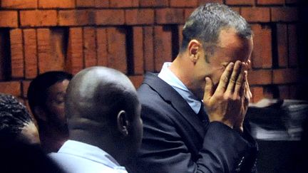 L'athl&egrave;te Oscar Pistorius lors de son inculpation pour meurtre, au tribunal de Pretoria, en Afrique du Sud, le 15 f&eacute;vrier 2013. (ANTOINE DE RAS / AFP)