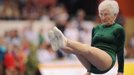 L'ancienne gysmnaste allemande &acirc;g&eacute;e de 86 ans, Johanna Quaas, participe au Tournoi des ma&icirc;tres &agrave; Cottbus (Allemagne), le 25 mars 2012. (HANNIBAL HANSCHKE / DPA / AFP)