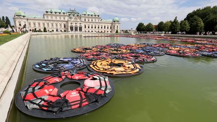 L'installation "F Lotus" de l'artiste chinois Ai Weiwei, le 13 juillet 2016 à Vienne (Autriche). (RONALD ZAK / AP / SIPA)