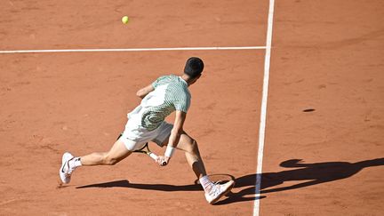 Carlos Alcaraz avance tranquillement dans ce Roland-Garros. L'occasion pour lui de gratifier le public de quelques gestes de classe comme ce tweener, le 31 mai 2023. (VICTOR JOLY / AFP)