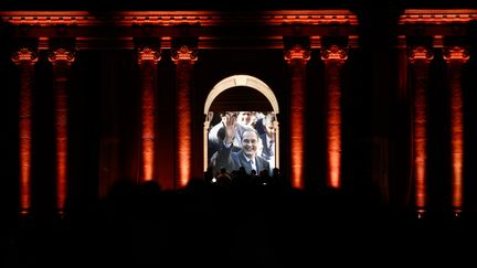 De nombreuses personnes patientent pour rendre un dernier hommage à Jacques Chirac, le 29 septembre 2019 à la cathédrale Saint-Louis-des-Invalides à Paris. L'ancien chef de l'Etat est mort trois jours plus tôt, à l'âge de 86 ans, des suites d'une longue maladie. (SAMEER AL-DOUMY / AFP)