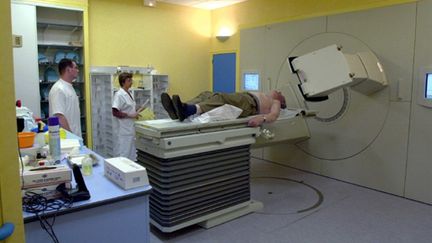 Un homme atteint d'un cancer effectue une séance de radiothérapie, à Caen (AFP PHOTO MYCHELE DANIAU)