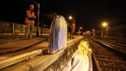 Un quai de gare rabot&eacute; par des ouvriers de RFF &agrave; Cagnes-sur-Mer (Alpes-Maritimes), le 22 mai 2014. (  MAXPPP)