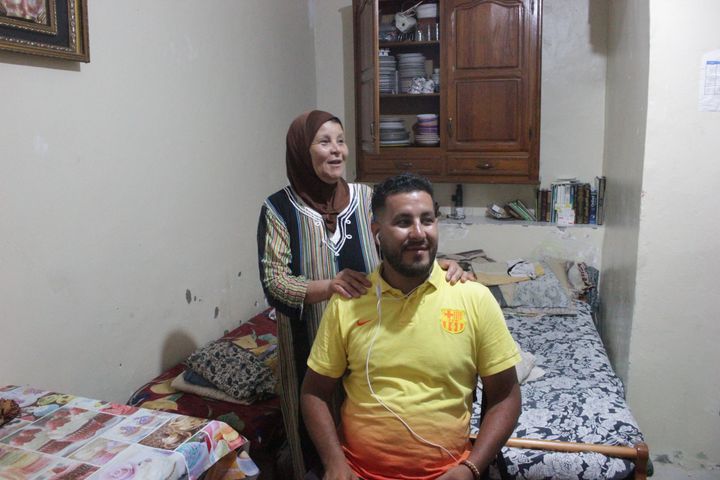 Aladin et&nbsp;sa mère dans leur logement situé dans le quartier de&nbsp;Bordj El Kiffan, à Alger, le 24 juin 2019. (CLEMENT PARROT / FRANCEINFO)