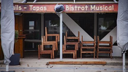 Un bistrot définitivement fermé à la Grande-Motte (Hérault), le 28 décembre 2023. (THIBAUT DURAND / HANS LUCAS / AFP)