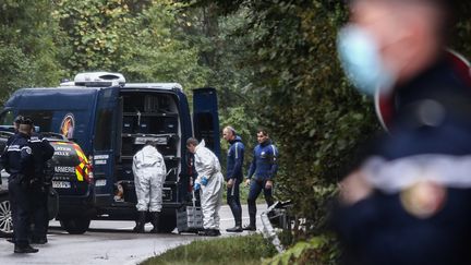 Les gendarmes sur les lieux où a été découvert le corps de Victorine, jeune fille de 18 ans portée disparue à Villefontaine (Isère), le 28 septembre 2020.&nbsp; (ANTOINE MERLET / AFP)