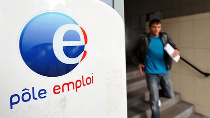 Un homme quitte l'agence P&ocirc;le Emploi de Bailleul (Nord), le 28 juillet 2011. (PHILIPPE HUGUEN /&nbsp;AFP PHOTO)