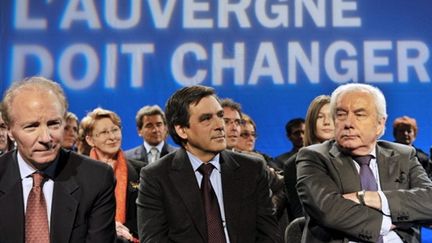 François Fillon, entre Brice Hortefeux et Alain Marleix, en meeting à Clermont-Ferrand (8 mars 2010) (AFP/THIERRY ZOCCOLAN)