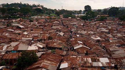 Le bidonville de Kataanga, dans la capitale ougandaise Kampala, où vit la famille Tutyanabo.
 
 
 (AFP PHOTO/Michele Sibiloni)