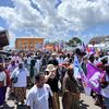 Des manifestants à Mamoudzou (Mayotte), lundi 9 octobre 2023. (ROBIN PRUDENT / FRANCEINFO)