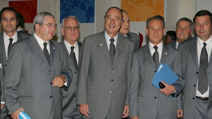 Jean-Paul Huchon, Jacques Chirac, Bertrand Delanoë et Jean-François Lamour (au premier plan), le 6 juillet 2005 à Singapour avant le vote du CIO pour désigner la ville-hôte des JO 2012. (SAEED KAHN / AFP)