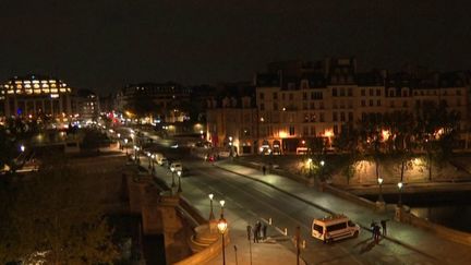 Le policier qui a tué deux hommes par balle&nbsp;dimanche&nbsp;24 avril près du Pont-Neuf, à Paris, a été mis en examen pour homicide volontaire. L’angle de tir des balles interroge.&nbsp; (CAPTURE ECRAN FRANCE 3)