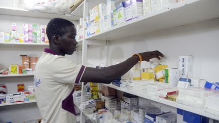 Un pharmacien &agrave; Lagos au Nigeria o&ugrave; s&eacute;vit l'&eacute;pid&eacute;mie d'Ebola, le 26 juillet 2014.&nbsp; (PIUS UTOMI EKPEI / AFP)