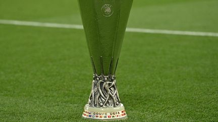 Le trophée de la Ligue Europa avant la finale 2023-24 entre l'Atalanta et le Bayer Leverkusen au stade de Dublin le 22 mai 2024. (GLYN KIRK / AFP)