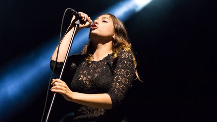 &nbsp; (Izia Higelin, révélée depuis des années en anglais mais déjà chantée par coeur en français par son public avec les chansons de l'album "La Vague", paru il y a quelques mois.  © Pablo Tupin-Noriega (Wikimedia France))