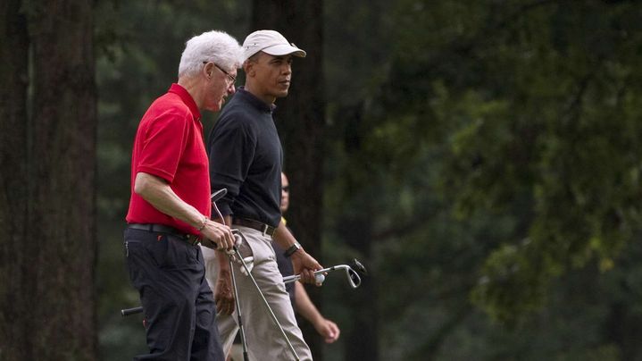 Barack Obama et Bill Clinton sur un green de golf, le 24 septembre 2011 sur la base militaire d'Andrews.&nbsp; (EVAN VUCCI / AP / SIPA)