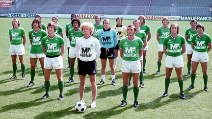 Photo de l'équipe de football de Saint-Etienne, prise au stade Geoffroy-Guichard en août 1976. Avec le ballon, l'entraîneur Robert Herbin ; 2e rang, de D à G : Patrick Revelli, Dominique Rocheteau, Gérard Janvion. (STF / AFP)