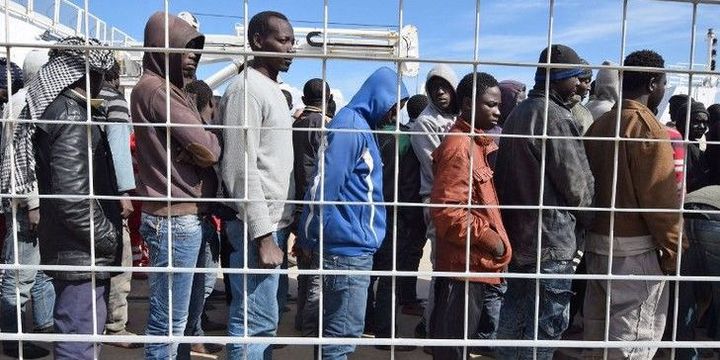 Des migrants au port de Messine après le naufrage de leur embarcation en mars 2016. (GIOVANNI ISOLINO/AFP)