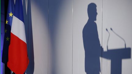 &nbsp; (L'ombre de Manuel Valls ce mardi à Saint-Nazaire ©  REUTERS/Stephane Mahe)