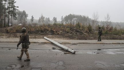 Des soldats ukrainiens dans une rue d'Irpin, près de Kiev (Ukraine), le 1er avril 2022. (METIN AKTAS / ANADOLU AGENCY / AFP)