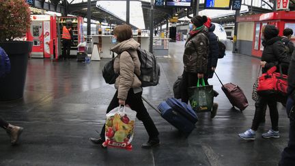 Des réfugiés ukrainiens arrivent gare de l'Est à Paris, le 7 mars 2022.&nbsp; (QUENTIN DE GROEVE / HANS LUCAS / AFP)