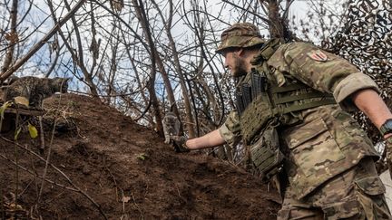 A Ukrainian soldier in a trench on the front line in Niu York, Ukraine, November 6, 2023. (DIEGO HERRERA CARCEDO / ANADOLU / AFP)