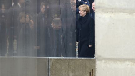 Angela Merkel, près d'un segment encore entier du mur de Berlin, lors du 25e anniversaire de la chute du Mur. (ROBERT MLCHAEL / AFP)