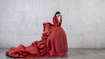 "A l’image de l’atelier de Rodin, immaculé par le plâtre des moulages, cette collection été 2017 est sculpturale, éternelle et immortelle mais jamais figée ni dans le temps, ni dans l’espace" explique Stéphane Rolland. Ici de monumentales mais
	graciles robes Dômes en gazar et faille ainsi que des capuches ondoyantes en forme de crinières altières ou auréoles d’or pur encerclant le buste.
 (Stéphane Rolland)