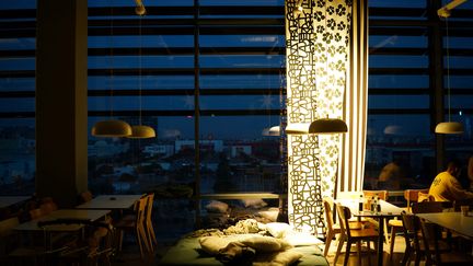 Alors que de nombreux habitants ont quitté en urgence leur logement, certains se sont réfugiés dans des magasins pour y passer la nuit, comme dans ce Ikea situé dans le quartier d'Alfafar, dans la banlieue de Valence. (MANAURE QUINTERO / AFP)