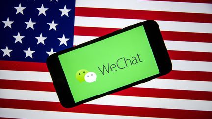 Le logo du réseau social WeChat sur le drapeau américain, le 7 août 2020.&nbsp; (ALI BALIKCI / ANADOLU AGENCY / AFP)