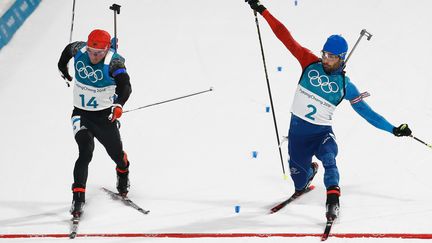 Une des images des Jeux ! La photo-finish lors de la mass start en biahtlon entre le Français Martin Fourcade et l'Allemand Simon Schempp. C'est le Français qui l'a emporté pour quelques centimètres. (ODD ANDERSEN / AFP)