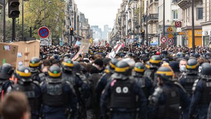 Des CRS lors d'une manifestation contre la réforme des retraites, à Paris, le 14 avril 2023. (SAMUEL BOIVIN / NURPHOTO / AFP)