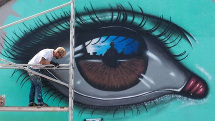 L'artiste My Dog Sighs (littéralement, "mon chien soupire") peint sur la Bristol beer factory au Festival Upfest,  le 25 juillet 2015
 (LNP/REX Shutterstock/SIPA)