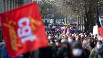 Des personnes défilent lors d'une manifestation à Nantes, le 4 février 2021, dans le cadre d'une journée nationale de protestation appelée par le syndicat CGT pour la préservation et le développement de l'emploi et des services publics. (LOIC VENANCE / AFP)