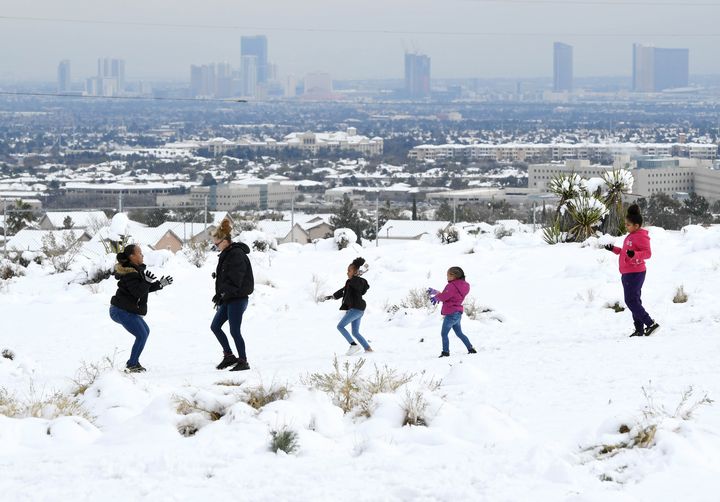 Des enfants profitent de la neige, le 21 février 2019 sur les hauteurs de Las Vegas (Etats-Unis). (ETHAN MILLER / GETTY IMAGES NORTH AMERICA / AFP)