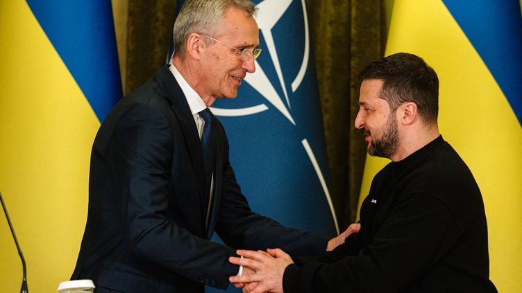 Le chef de l'OTAN, Jens Stoltenberg, à gauche, serre la main du président ukrainien, Volodymyr Zelensky, à la fin d'une conférence de presse conjointe à Kiev, le 20 avril 2023. (DIMITAR DILKOFF / AFP)